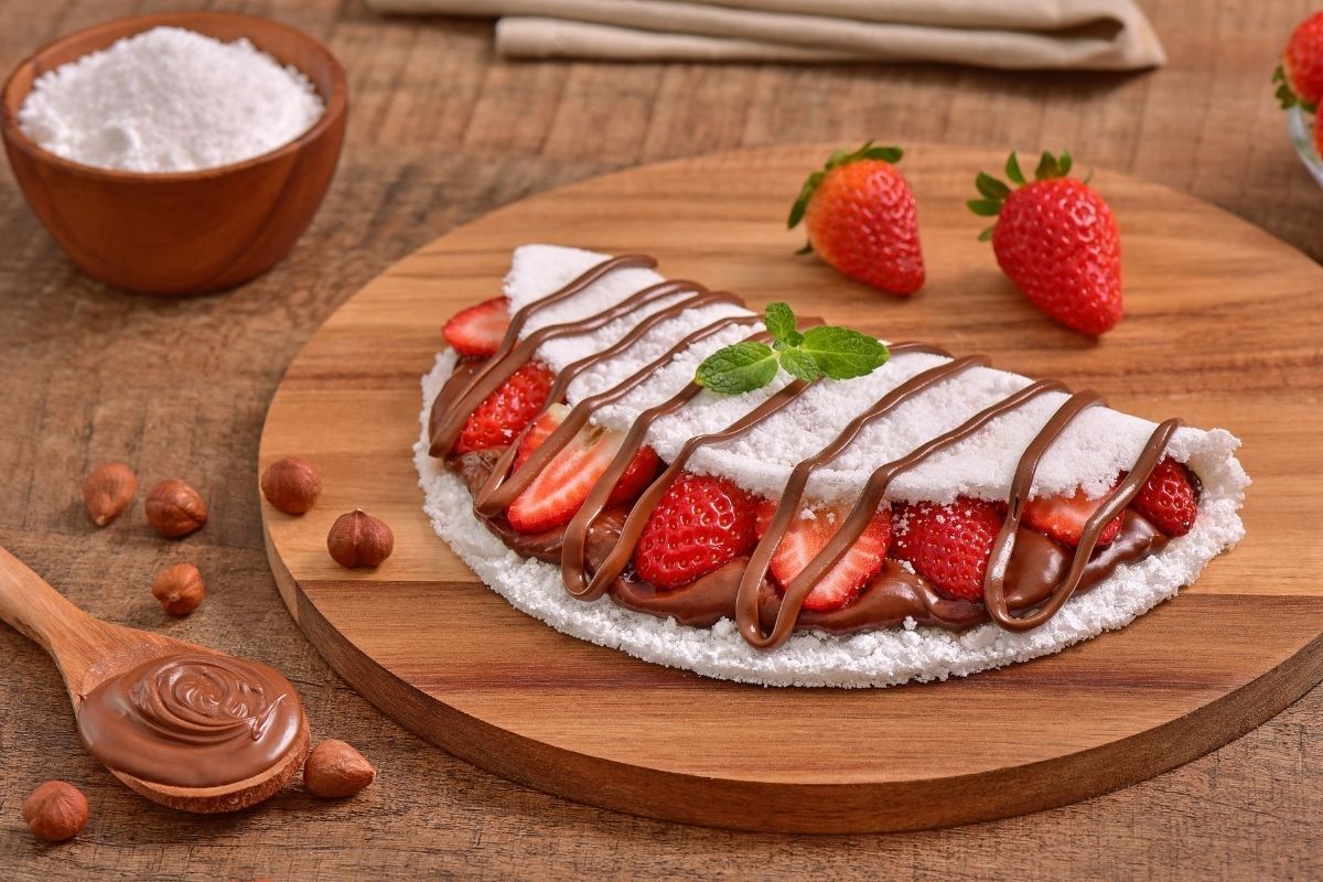 Tapioca doce em tábua de madeira.