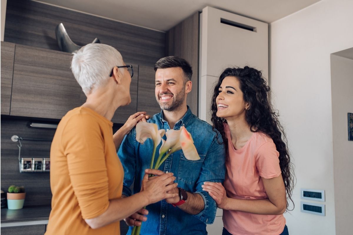 Homem apresentando namorada para a mãe.