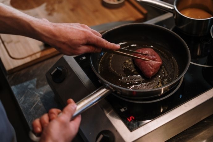 Pessoa cozinhando em frigideira 