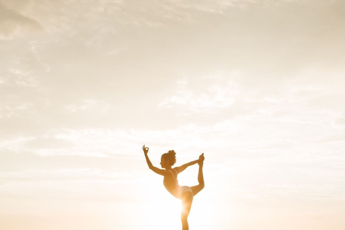 Mulher praticando yoga ao ar livre.