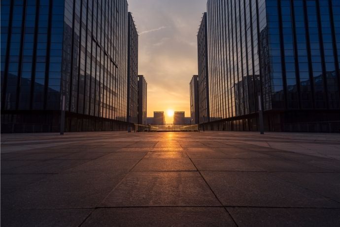 Rua vazia em cidade durante o por do sol