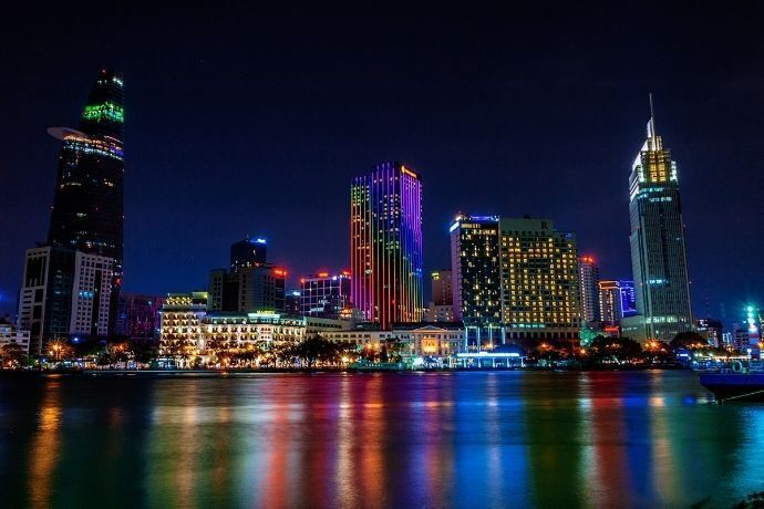 Cidade iluminada à noite