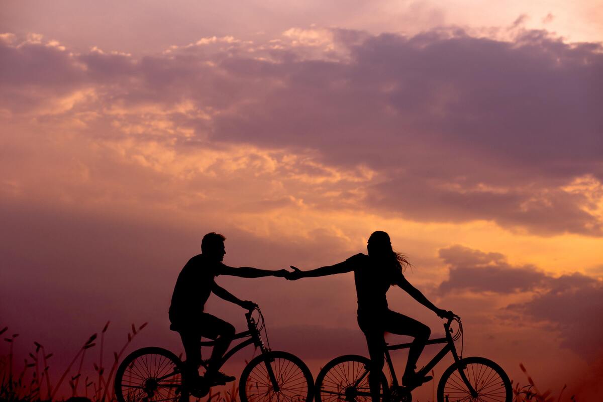 Casal andando de bicicleta. 