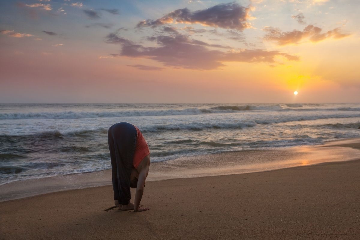 Prática de Surya Namaskar ao pôr do sol.