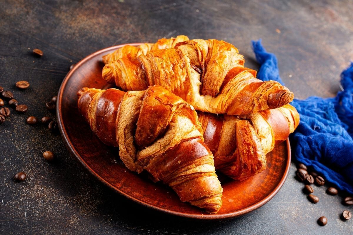 Croissants em prato.