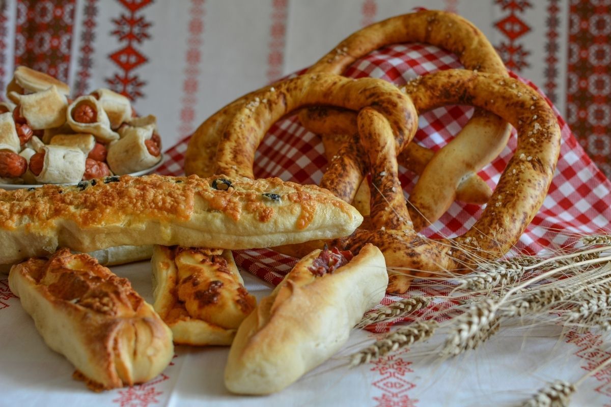 Pretzel e pães em mesa.