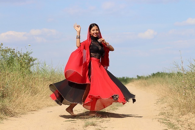 Mulher na estrada com roupa vermelha e preta