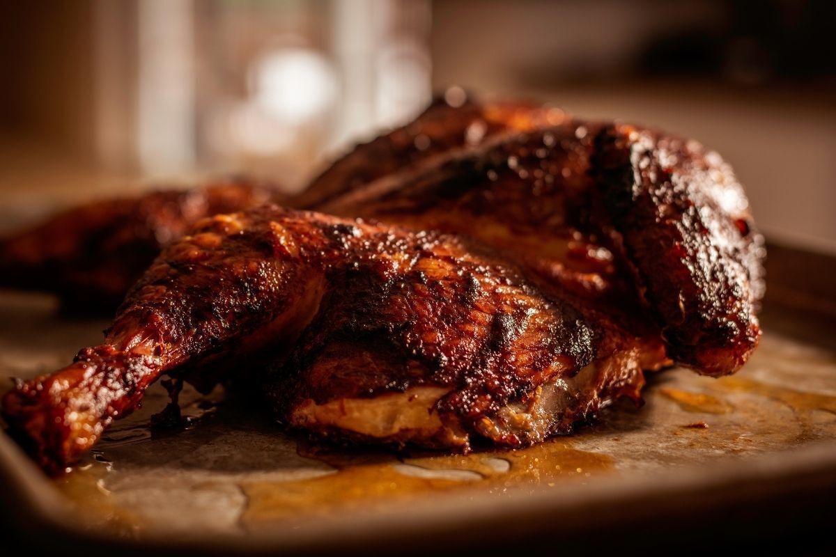 Frango assado em tábua de madeira.