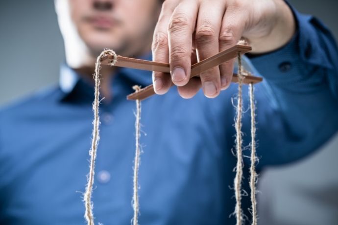 Homem segurando madeira de manipulação de marionete 