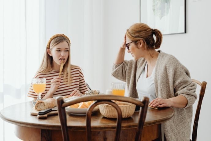 Mãe discutindo com filha fazendo teimosia 