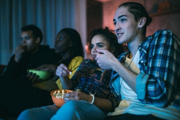 Amigos assistindo filme de terror