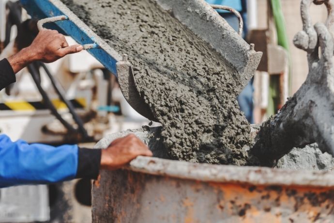 Homem preparando mistura de concreto