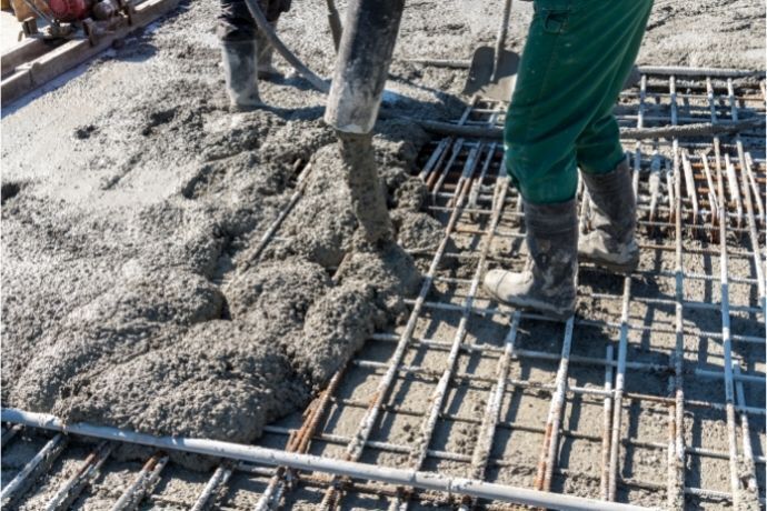 Homens fazendo piso de concreto