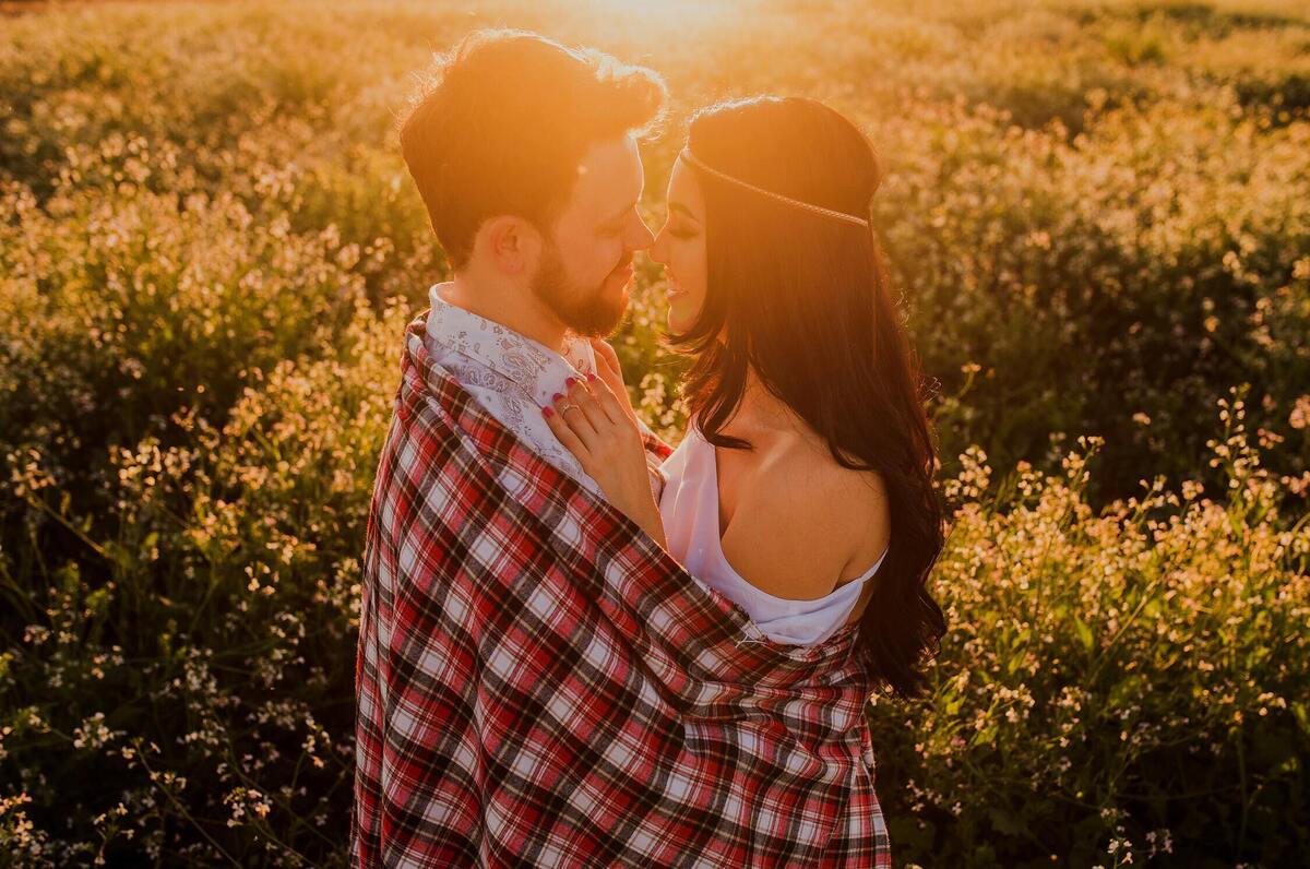 Casal em meio a flores. 