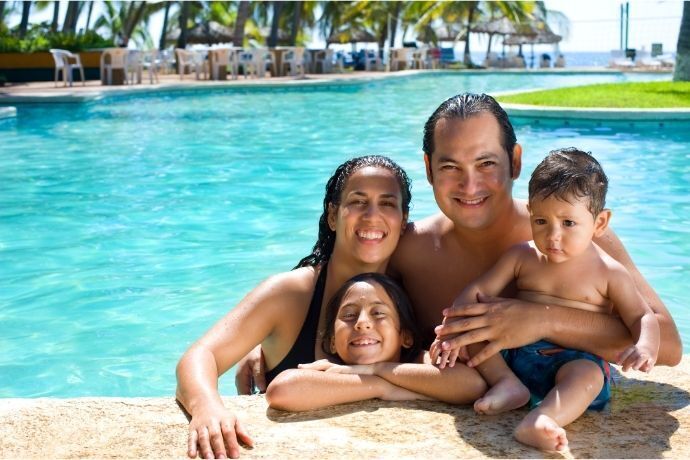 Família em piscina de clube