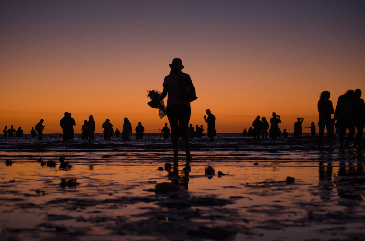 Procissão de Iemanjá no pôr do Sol