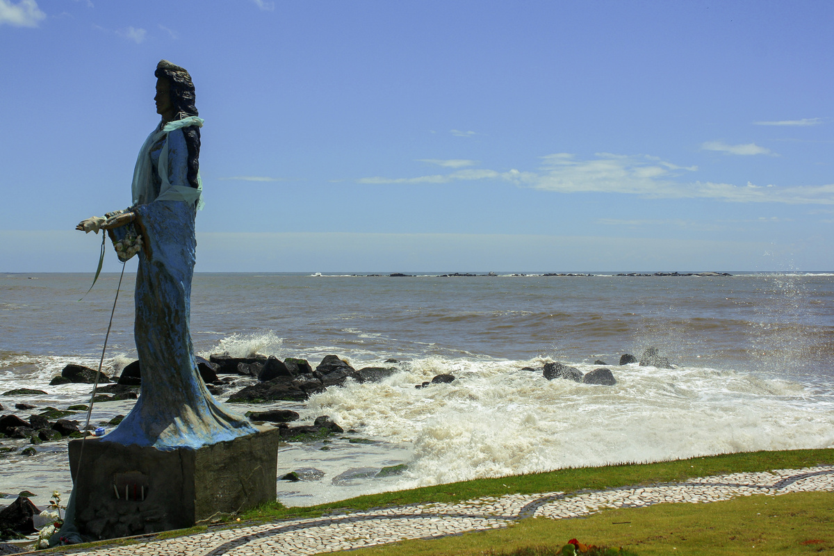 Imagem de Iemanjá na beira da praia.