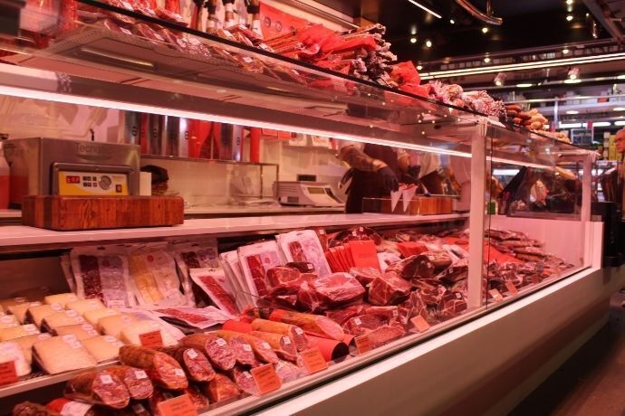 Freezer em mercado com carnes