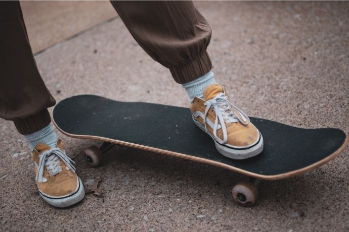 Pessoa com pé sobre skate