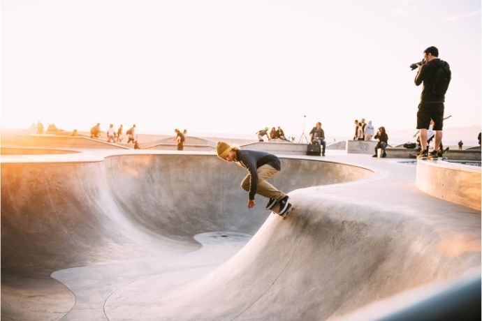 Pessoas em pista de skate