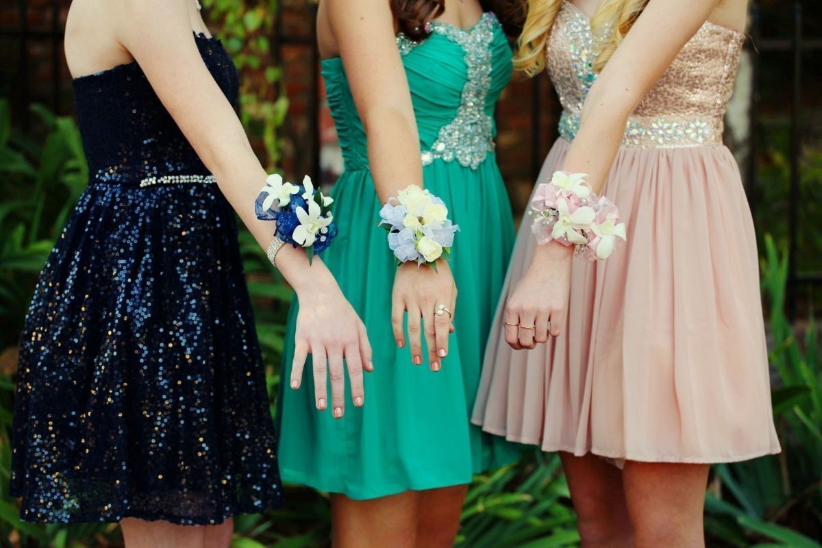 Amigas arrumadas para baile de formatura.