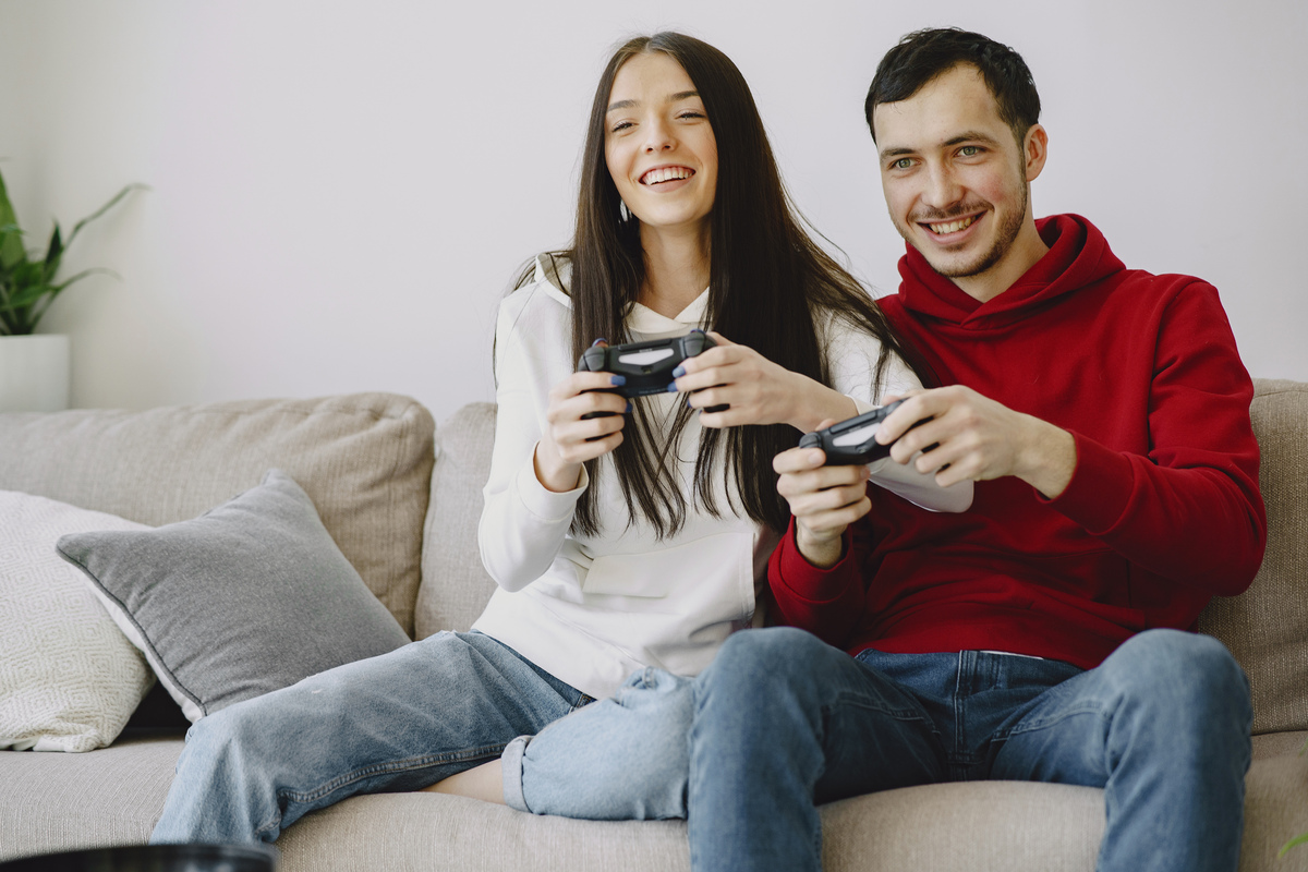 Casal jogando videogame