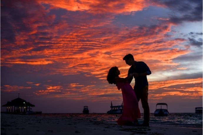 Casal dançando no pôr do sol