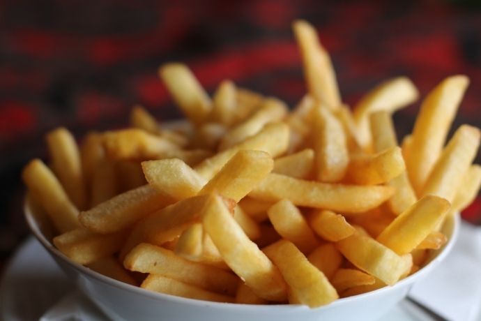 Batatas fritas em pote branco