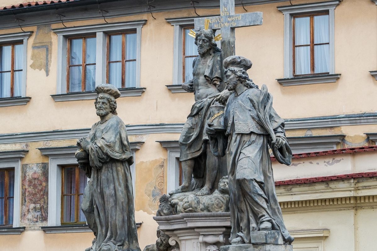 Estátua de São Cosme e Damião com Jesus Cristo.