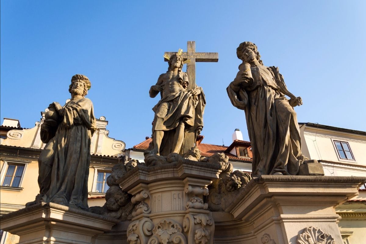 Estátua de São Cosme e Damião com Jesus Cristo.