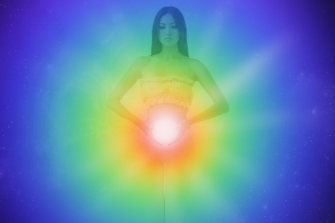 Ilustração de mulher com luz no lugar do chakra sacro