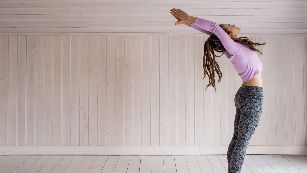 Mulher fazendo Yoga.