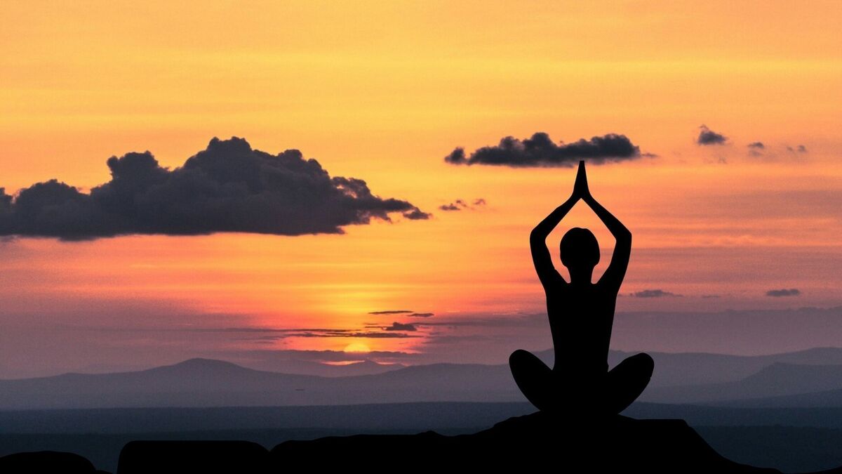 Mulher fazendo yoga na montanha.