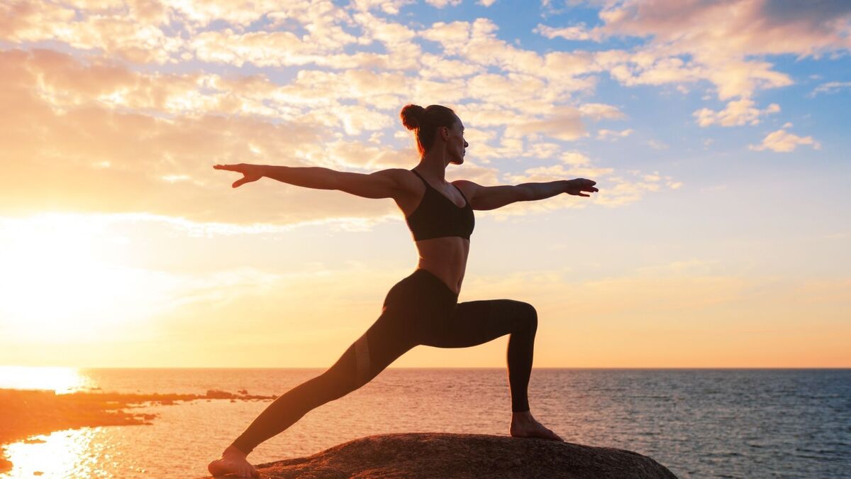 Mulher fazendo pose de Yoga.