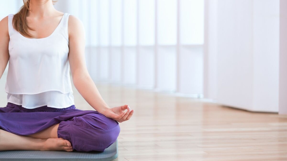 Mulher fazendo pose iniciante de Yoga.