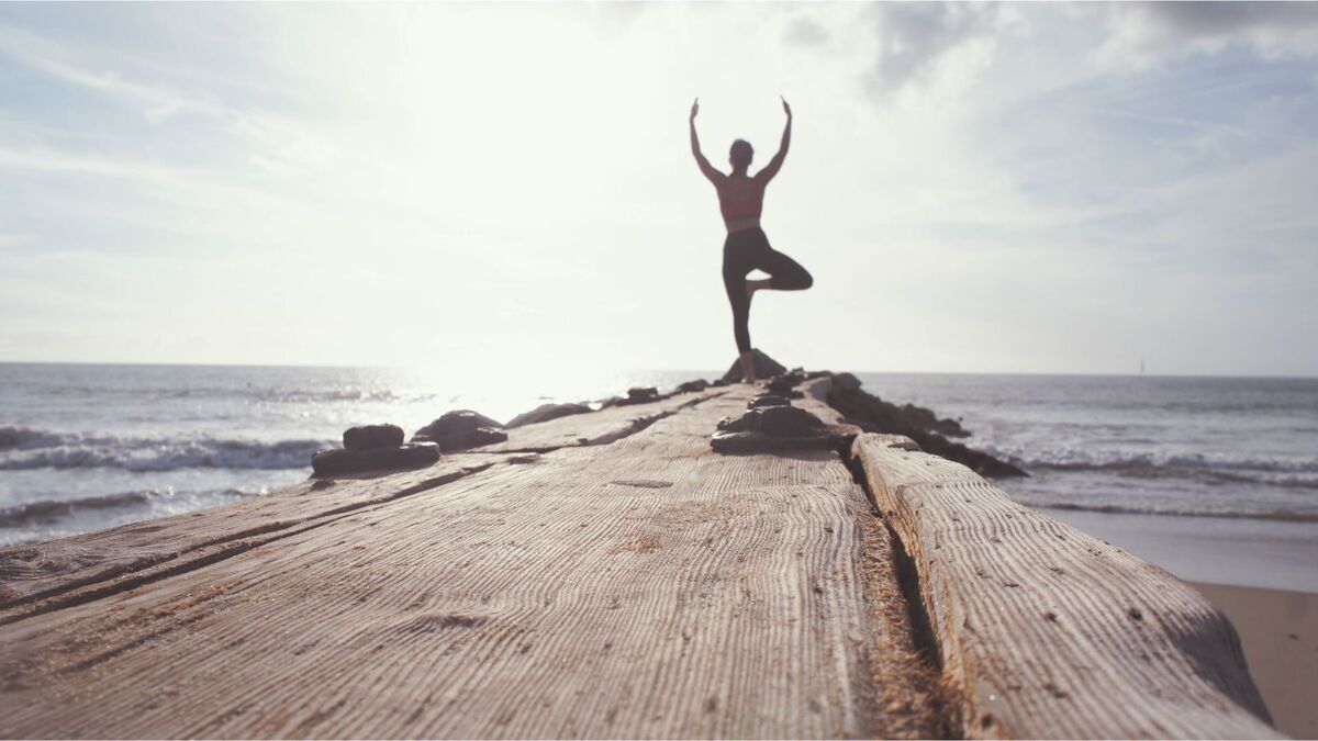 Homem fazendo pose intermediária de Yoga.