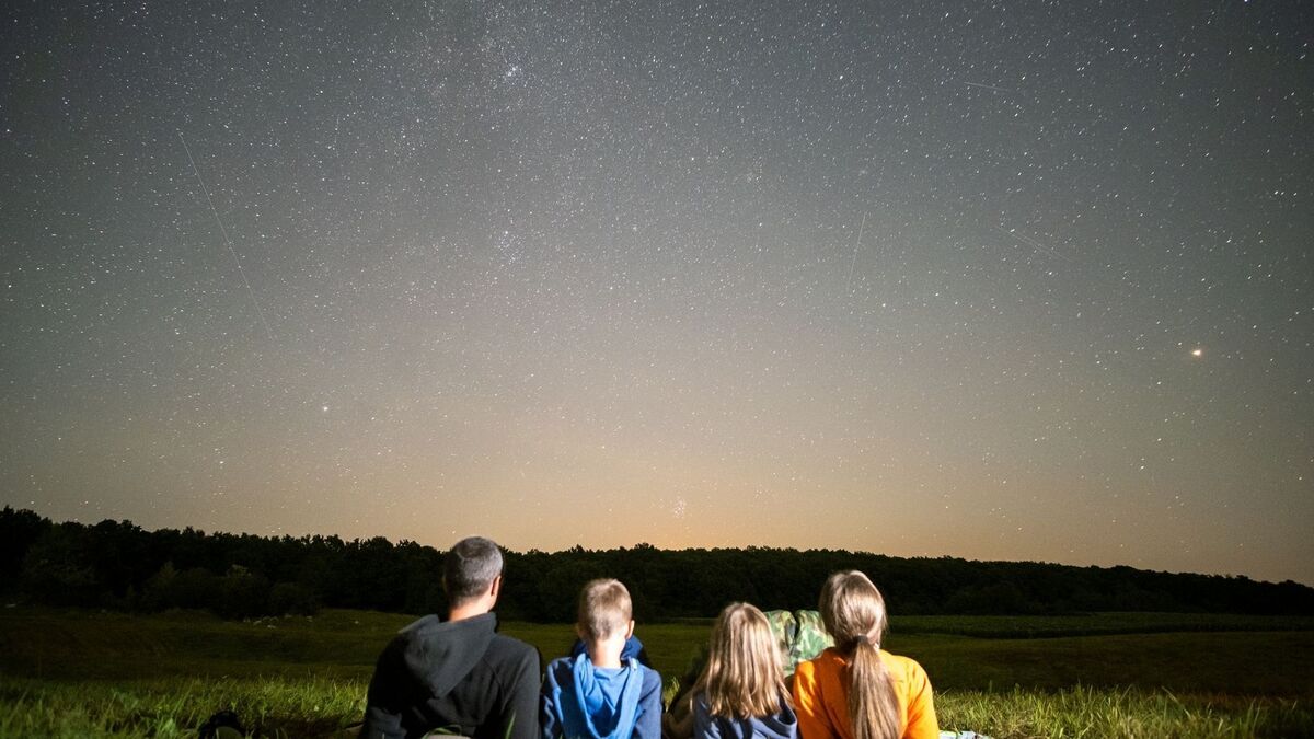 Família e um céu estrelado.