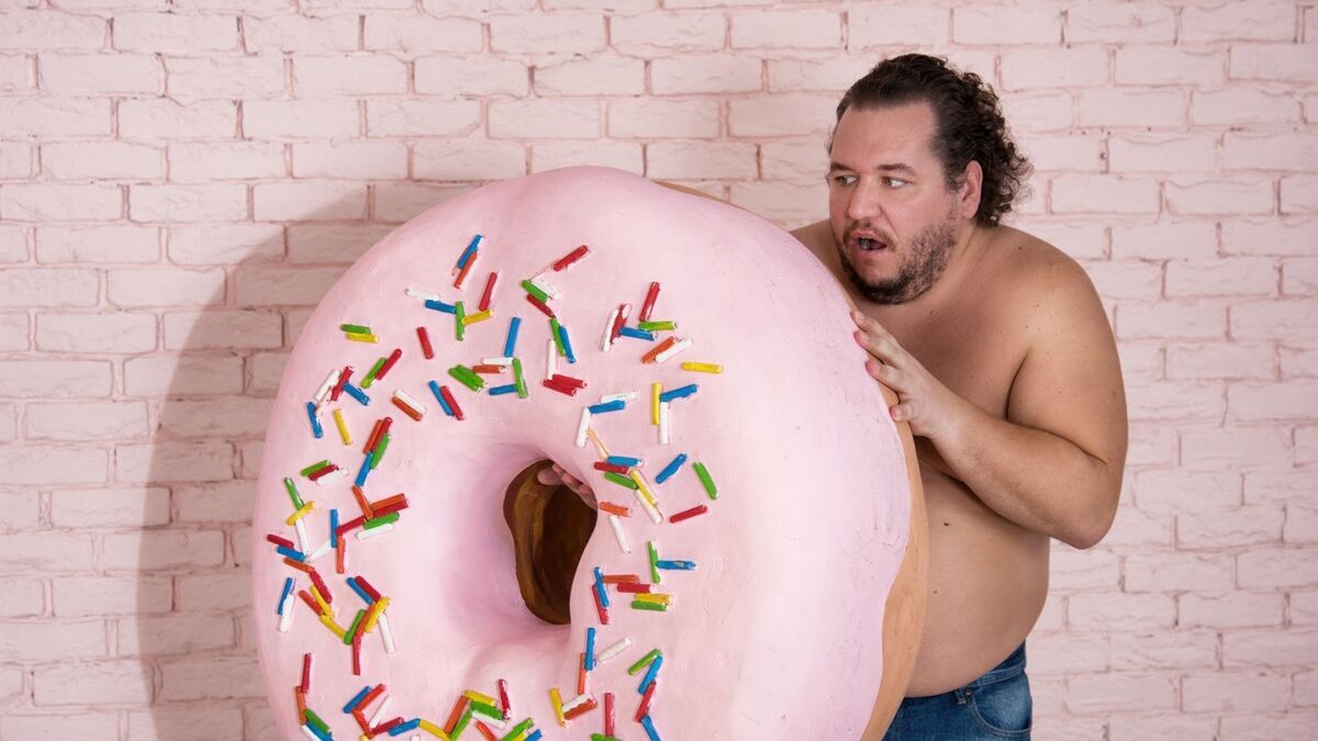 Homem gordo com bóia em forma de rosquinha.