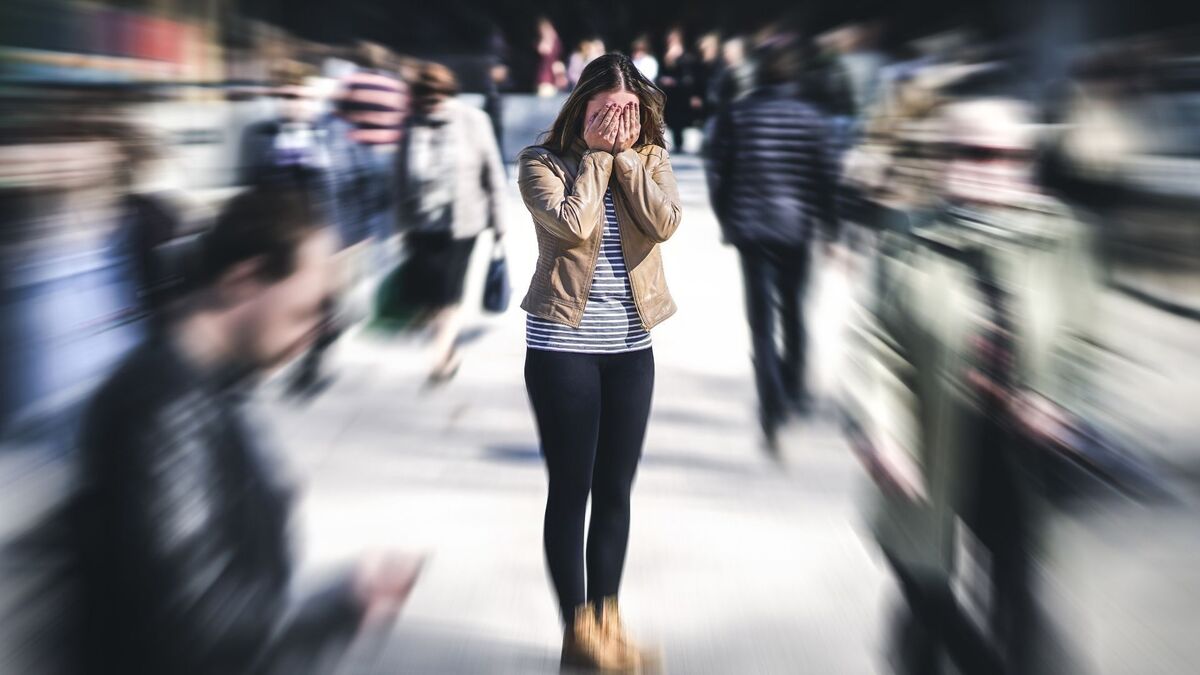 Mulher ansiosa em público.