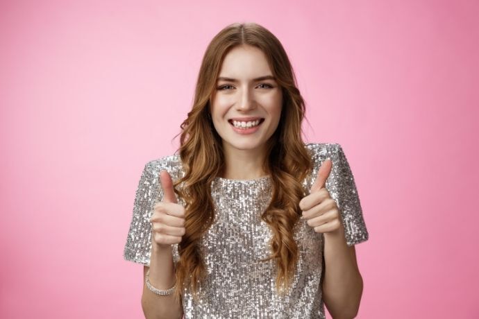 Mulher fazendo sinal de positivo 