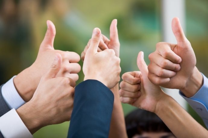 Várias mãos fazendo sinal de positivo 