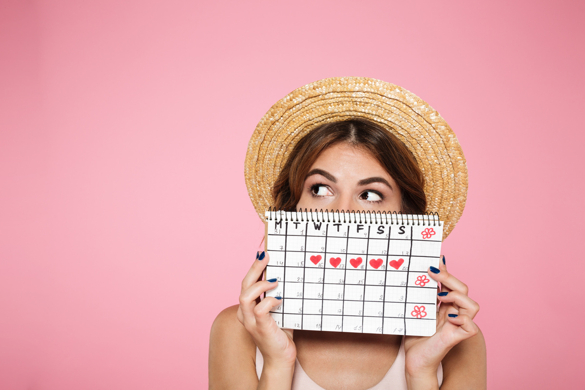 Mulher segurando um calendário.