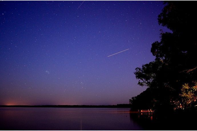 Estrela cadente em céu estrelado 