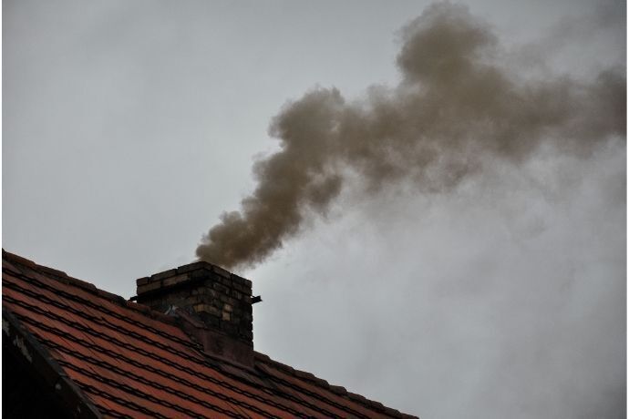 Fumaça preta saindo de chaminé 