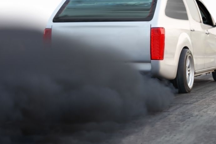 Fumaça preta saindo de escapamento de carro