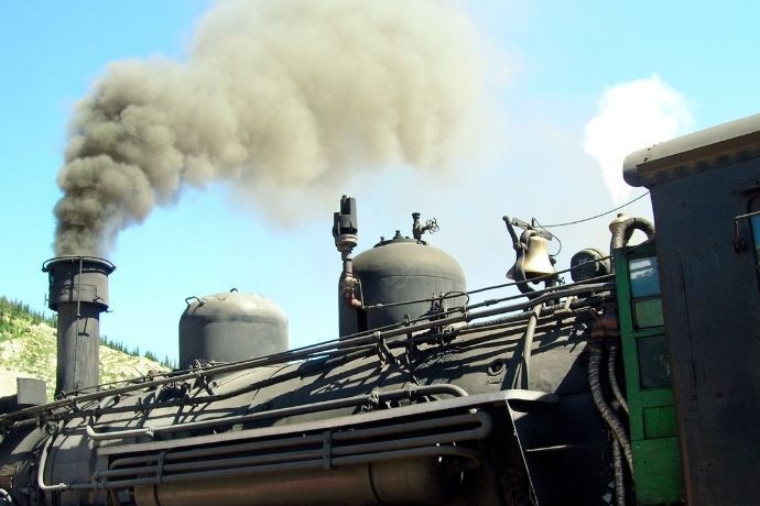 Fumaça preta saindo de trem