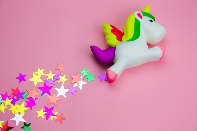 Boneco de unicórnio com estrelinhas 