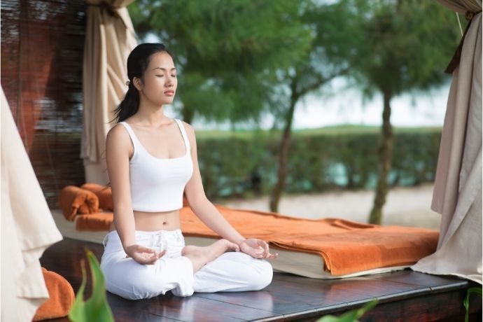 Mulher calma fazendo yoga