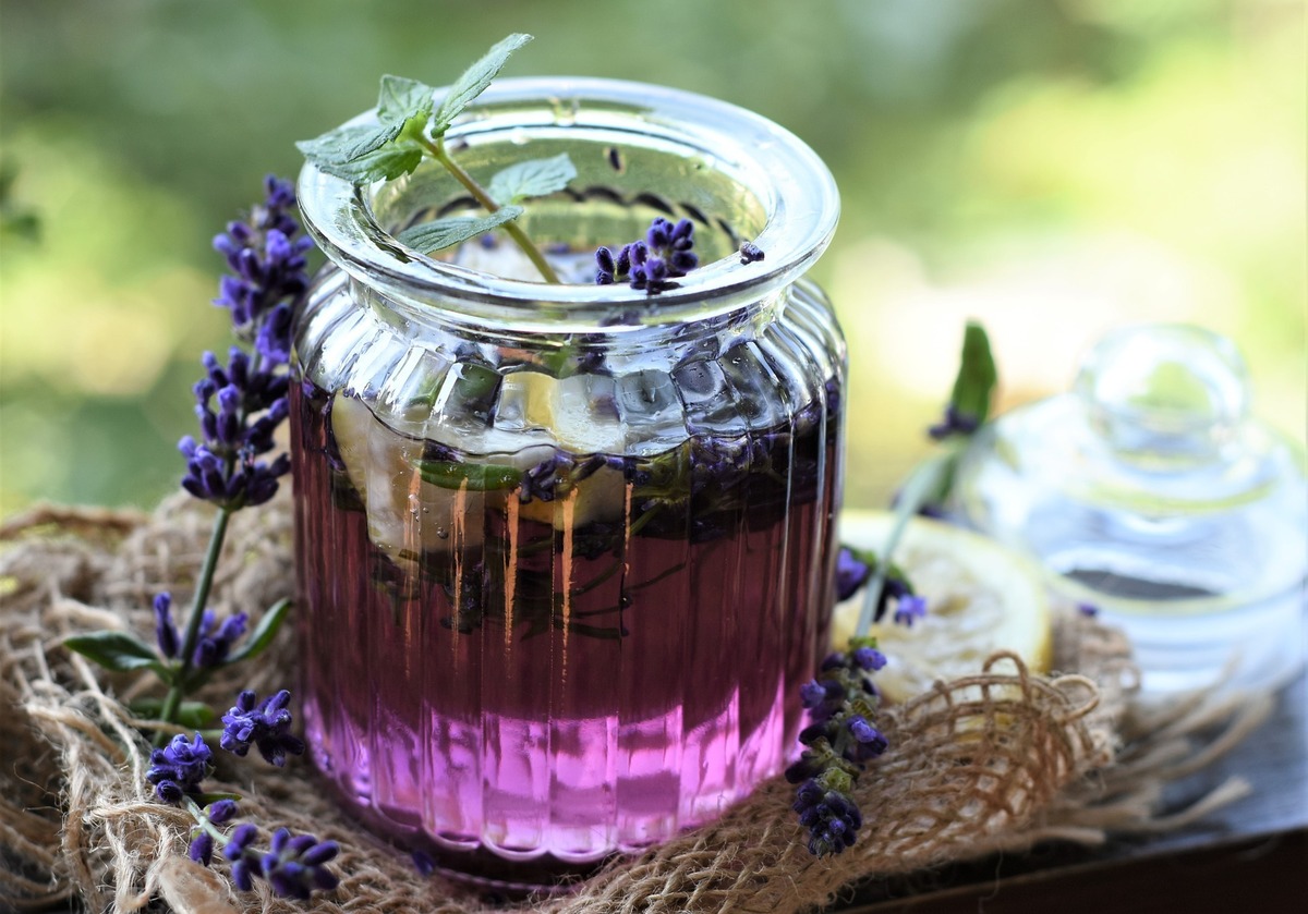 Colônia de alfazema em vaso transparente.