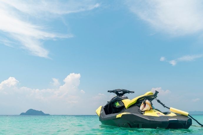 Jet ski flutuando no mar